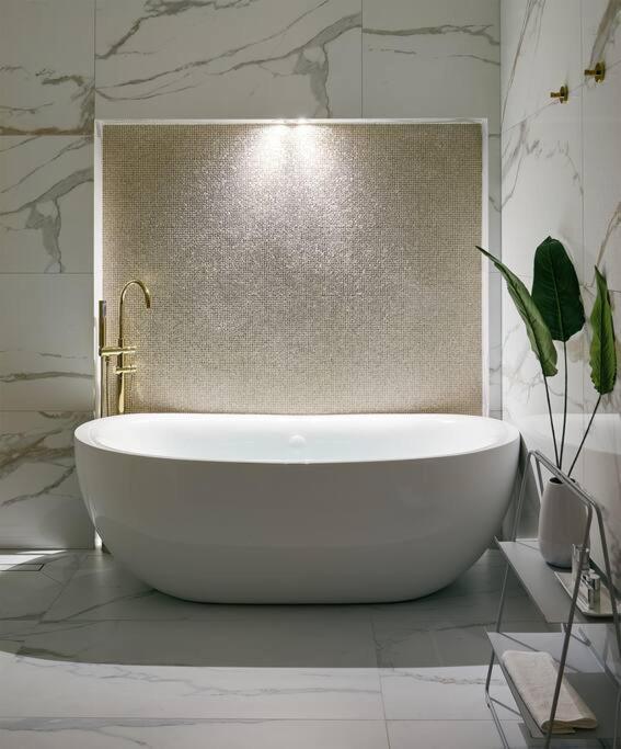 Old Town Luxury Apartment/sauna/bathtub/ac * Praga
