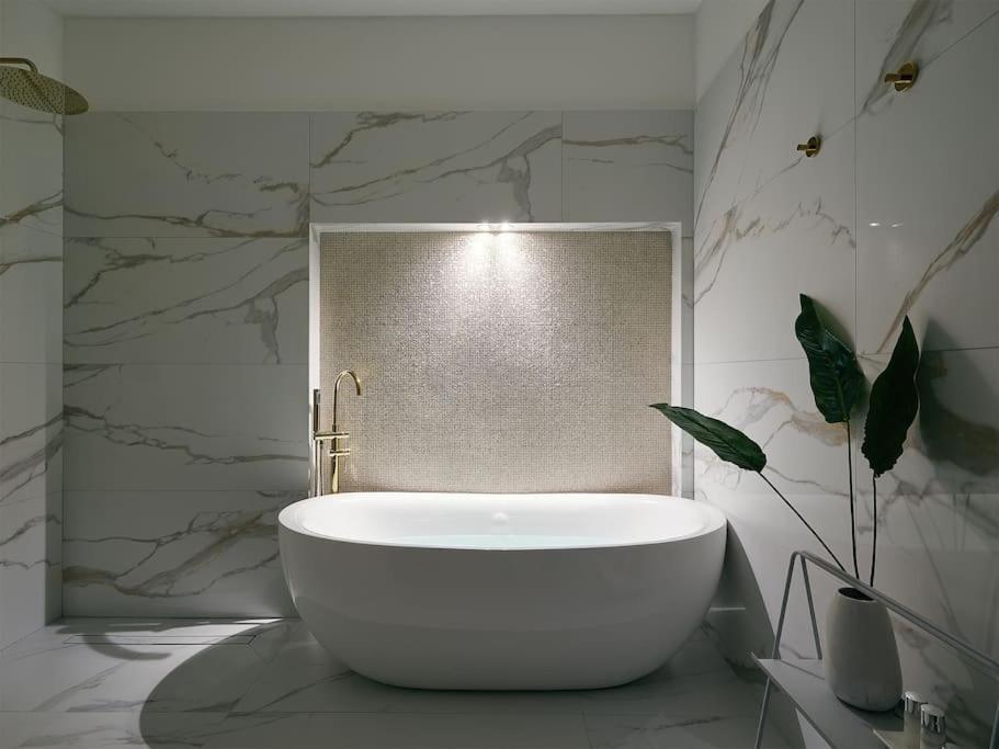 Old Town Luxury Apartment/sauna/bathtub/ac *