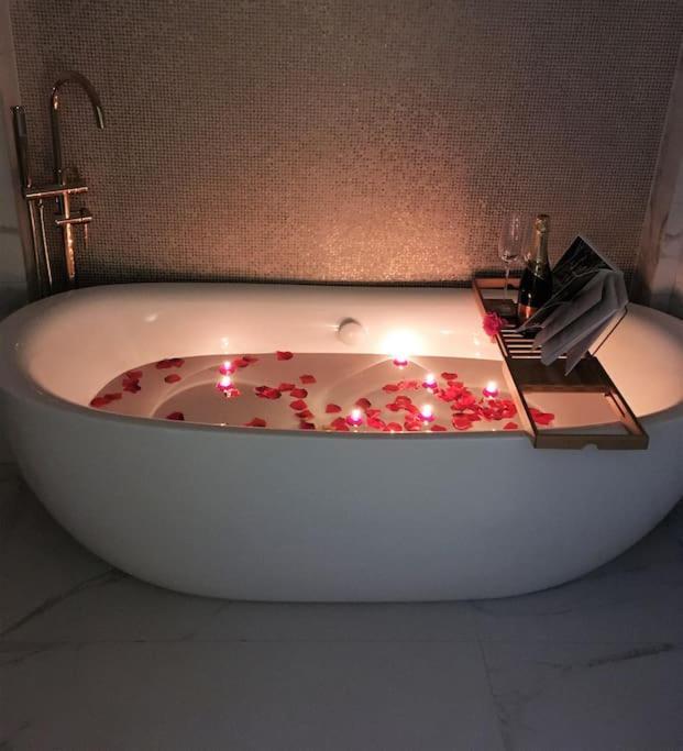 Appartamento Old Town Luxury Apartment/sauna/bathtub/ac
